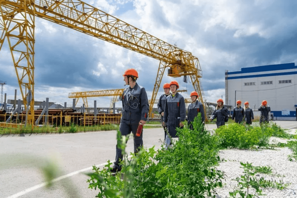 Альметьевский завод ОМК знакомит старшеклассников с профессиями в промышленности